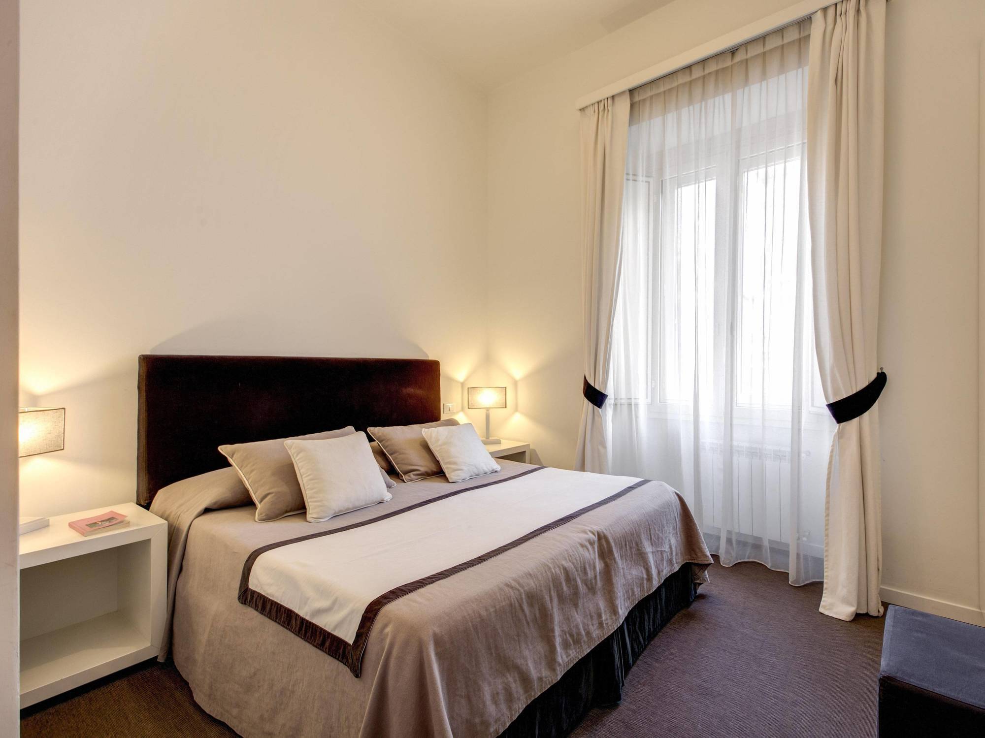 เรซิเดนซา บูร์บง Hotel โรม ภายนอก รูปภาพ